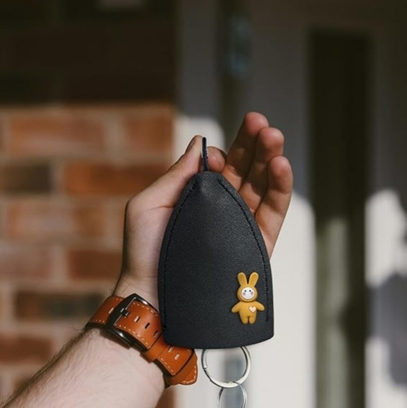 🎉FREE WITH PURCHASE🎉 Black Leather Key Holder with Bunny Design - Picture 4 of 4